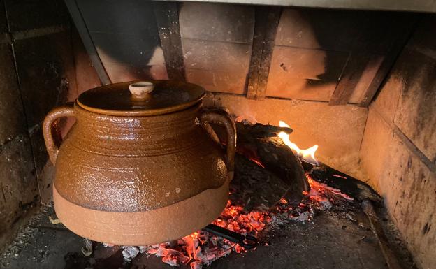 Cocido en olla de barro y al calor de la lumbre de leña El Norte de